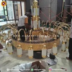 Pengrajin Lampu Masjid Nabawi Kuningan